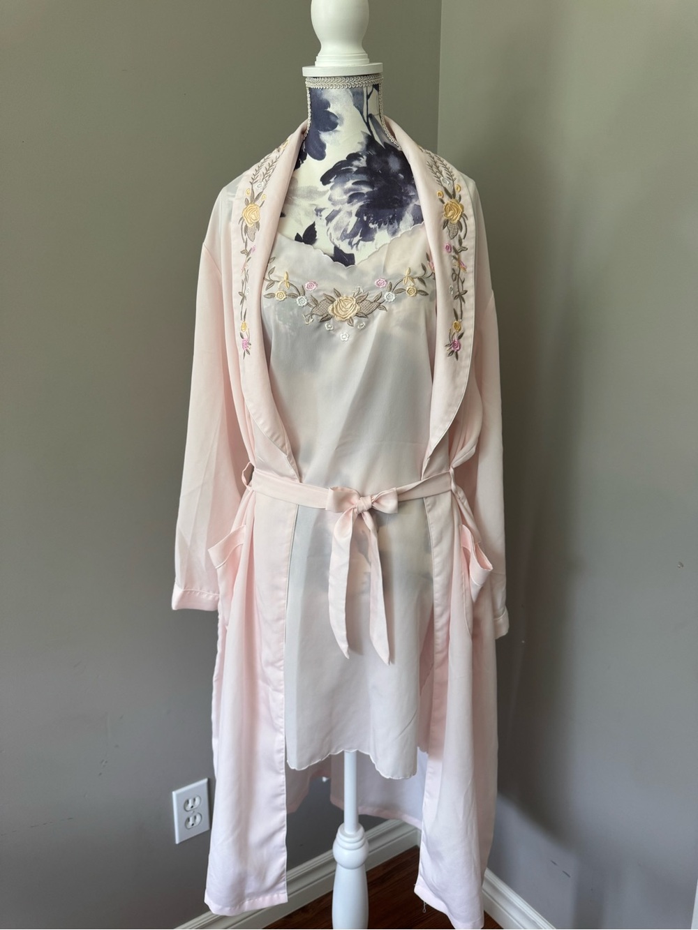 Vintage Shun Da Blush Pink Embroidered Robe and Slip Set